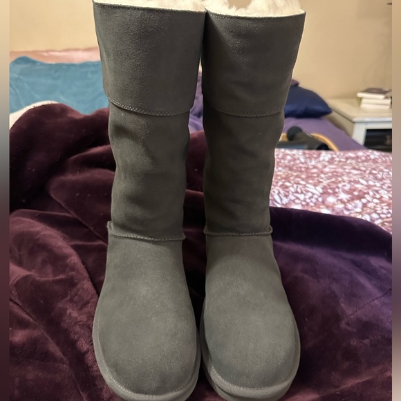 Koolaburra Shoes - Koolaburra grey UGG NWOT never worn. Brand beware no box size 11